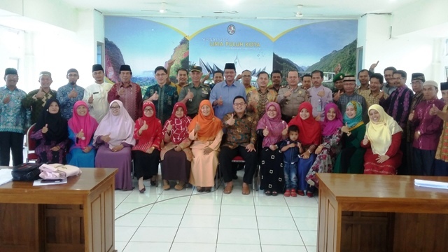Bupati Limapuluh Kota Irfendi Arbi berfoto bersama para juri dan panitia MTQ ke 37 tingkat daerah setempat usai rapat evaluasi di aula kantor bupati setempat